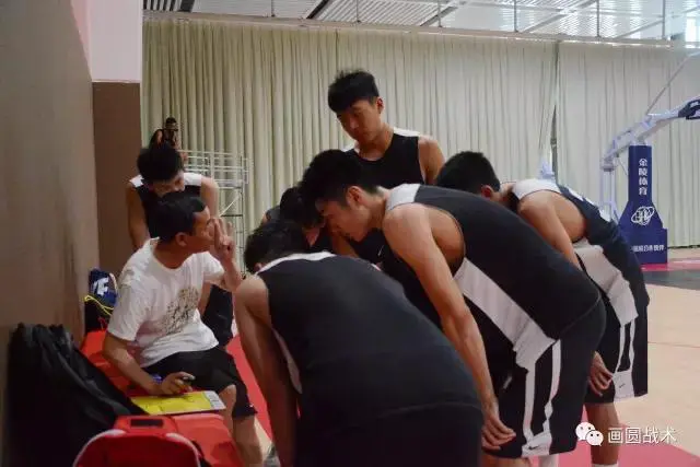 如何通过战术板改善篮球比赛中的防守策略_2
